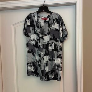 New York & Company Black and White Graphic Short Sleeve Blouse